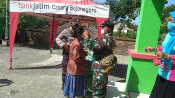 Ada Penyuluhan Di TMMD Bojonegoro, Tentara Dan Polisi Bantu Warga Kenakan Masker